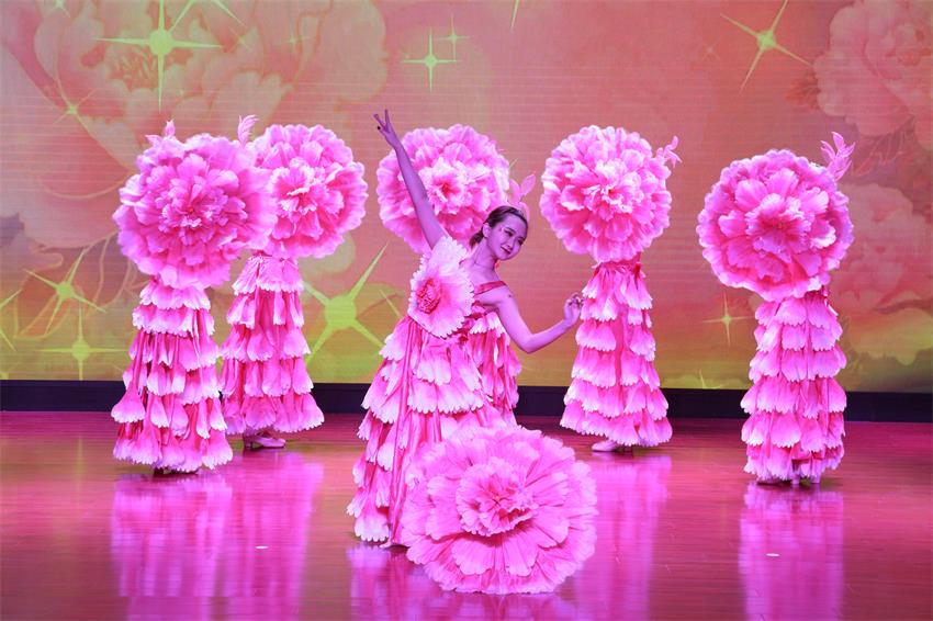 开云官方网站,开云kaiyun(中国)2019年度工作动员大会---舞蹈《花开树恩》
