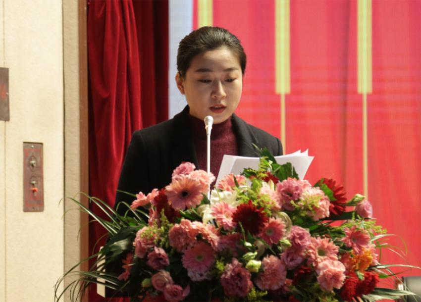 开云官方网站,开云kaiyun(中国)第一届党委班子选举大会---于丽娜同志宣读大会关于通过党委和纪委报告的决议